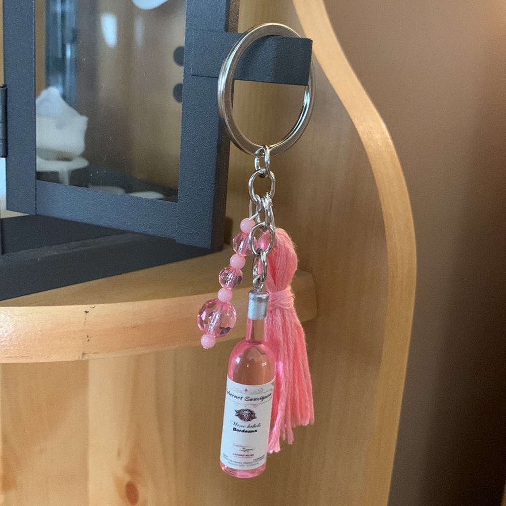 ❣️SOLD❣️NEW! Handmade Pink Wine Bottle Key Ring with Pink Tassle & Beaded Charm - Picture 2 of 6